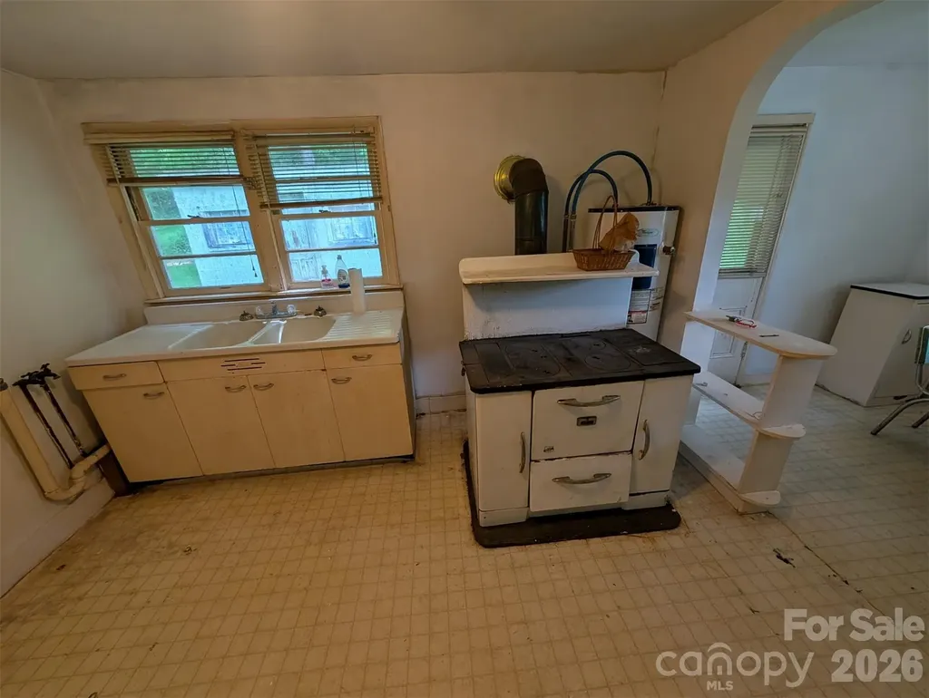 1327 Nc 80 Highway Bakersville NC 28705