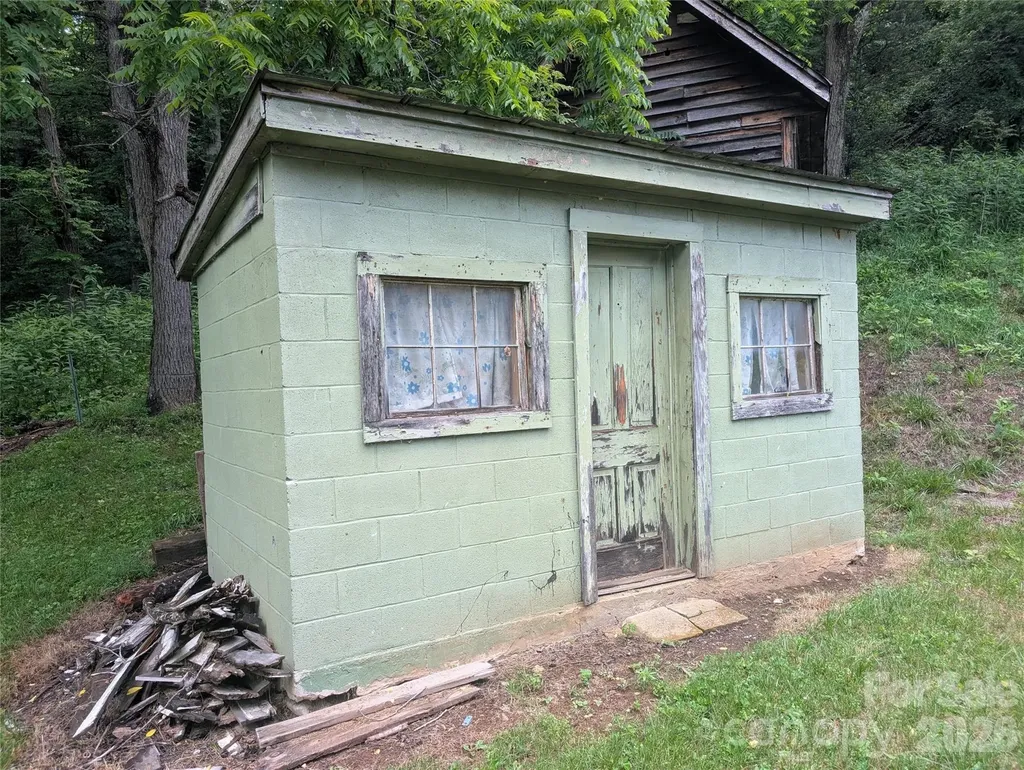 1327 Nc 80 Highway Bakersville NC 28705