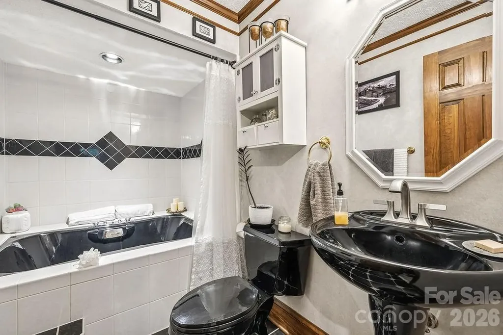 8418 Pine Hill Road Charlotte NC 28227