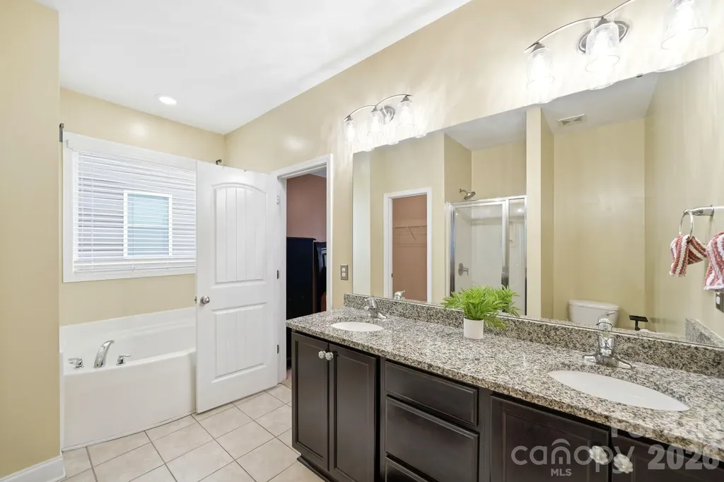 423 Knothole Lane Charlotte NC 28214