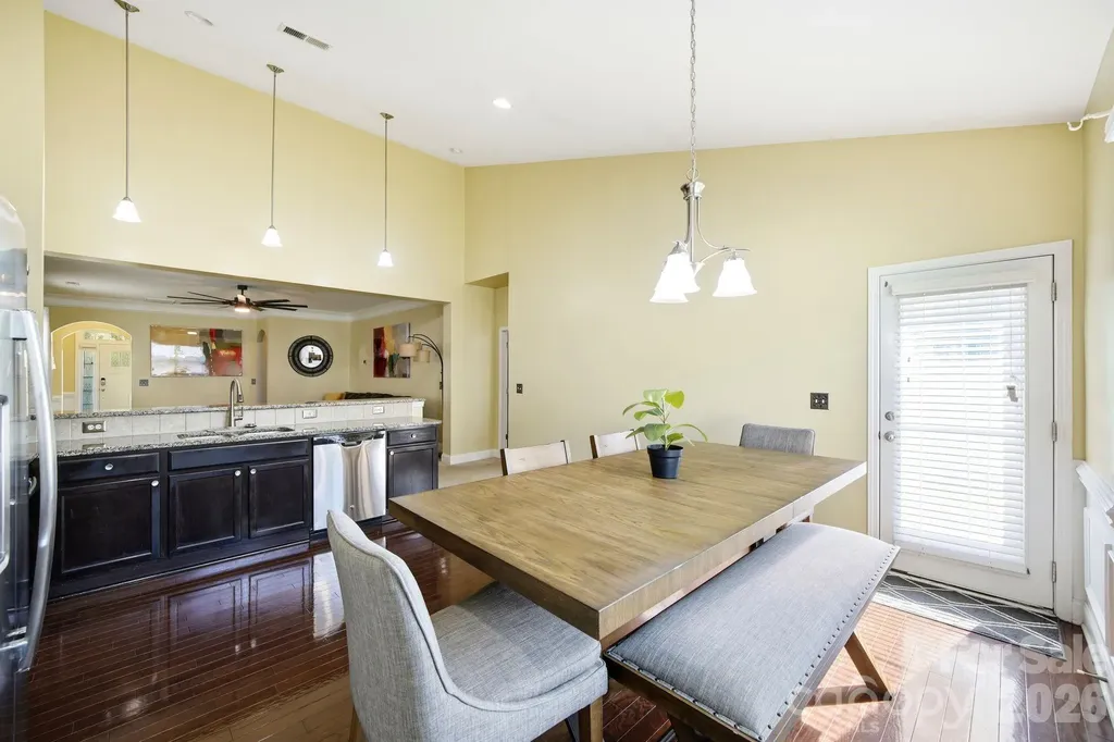 423 Knothole Lane Charlotte NC 28214