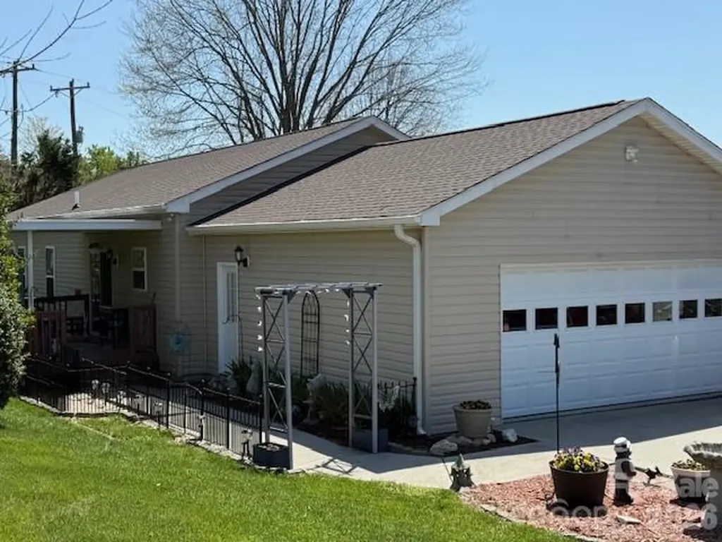 34 Middle Street Hendersonville NC 28792