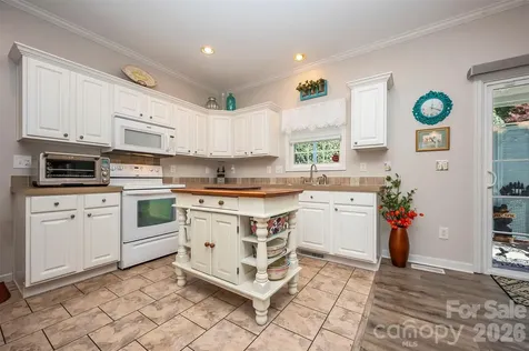 34 Middle Street Hendersonville NC 28792