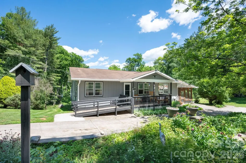 30 Reeves Drive Burnsville NC 28714