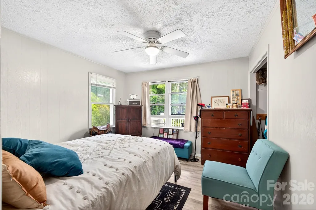 30 Reeves Drive Burnsville NC 28714