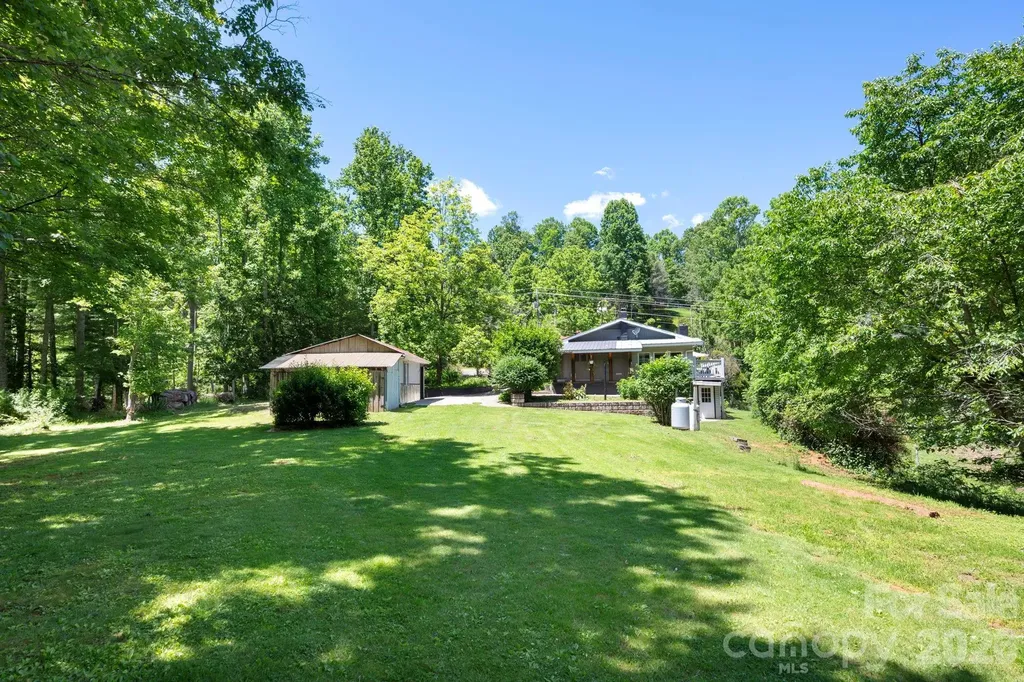 30 Reeves Drive Burnsville NC 28714