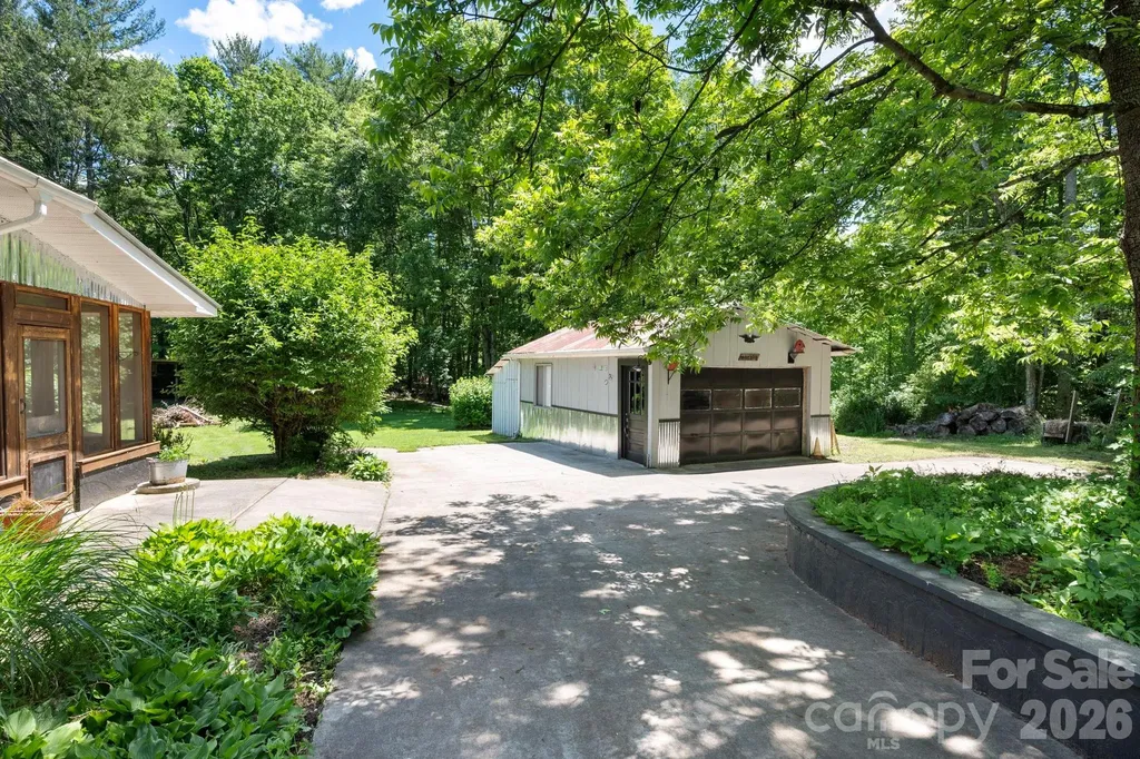 30 Reeves Drive Burnsville NC 28714