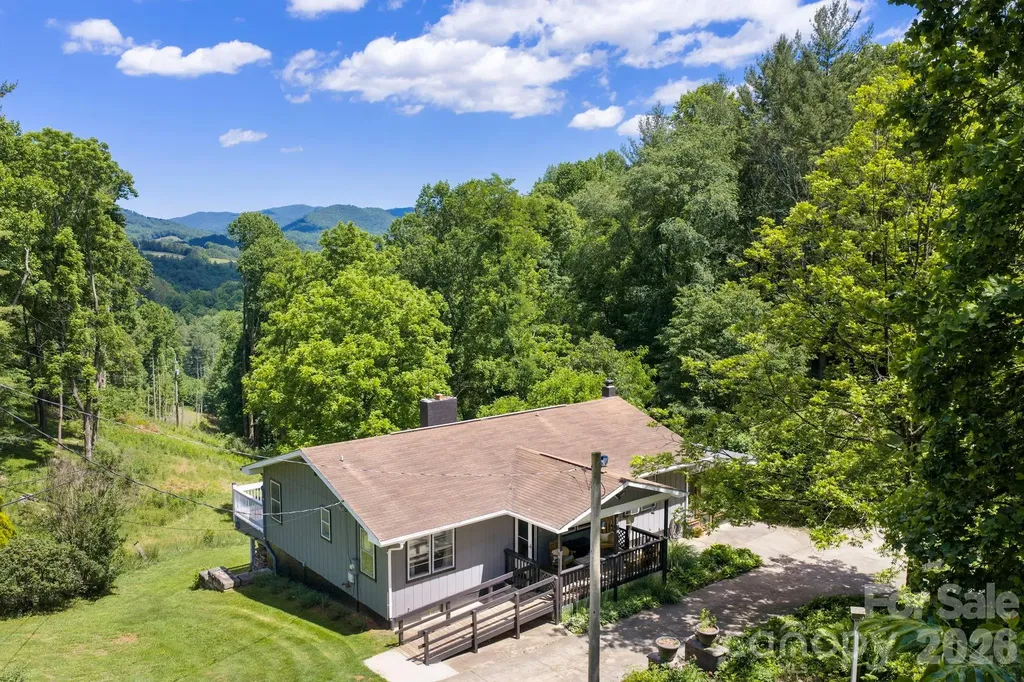 30 Reeves Drive Burnsville NC 28714