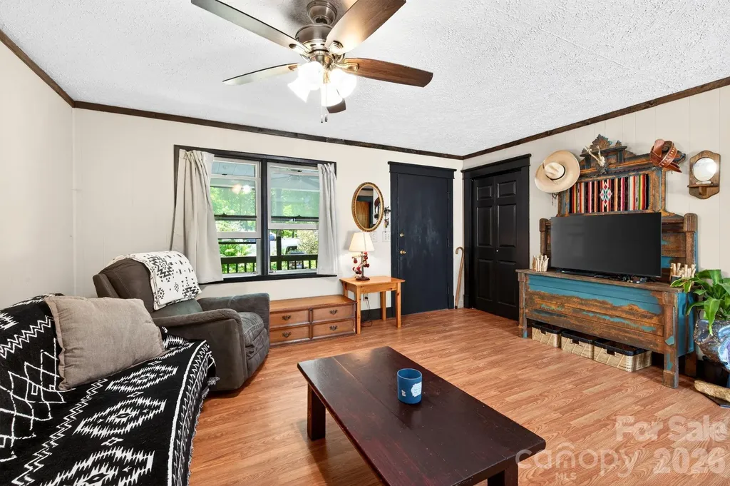 30 Reeves Drive Burnsville NC 28714