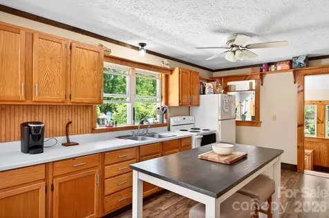 30 Reeves Drive Burnsville NC 28714