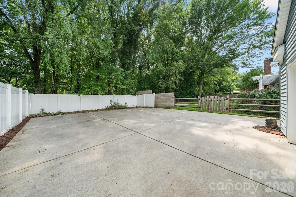 5200 Cressingham Court Charlotte NC 28227