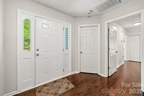 5200 Cressingham Court Charlotte NC 28227