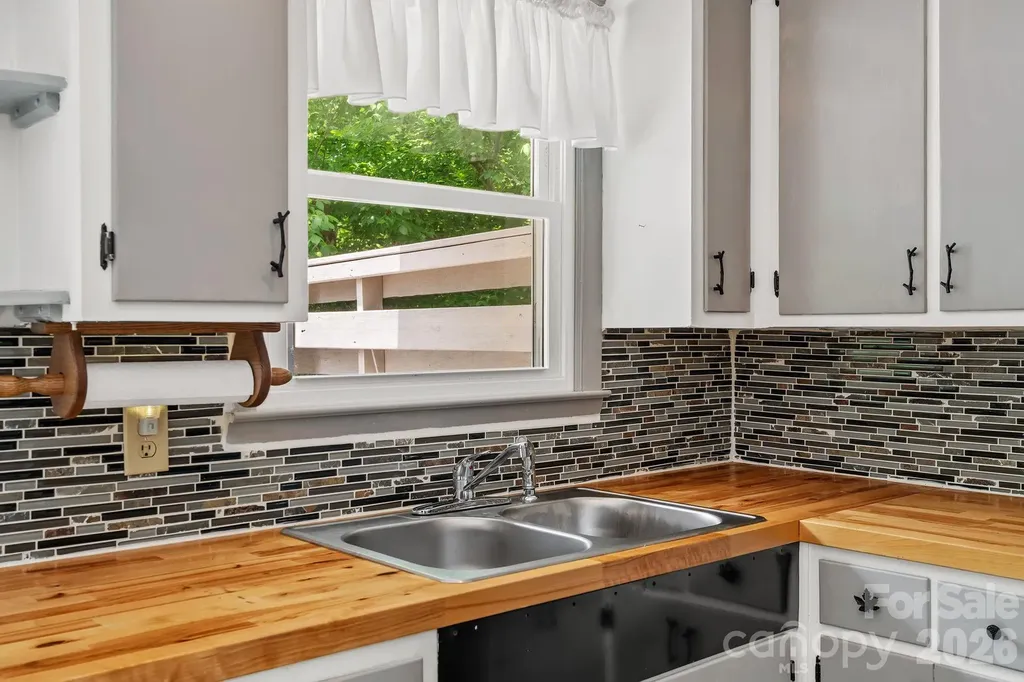 154 Richmond Hill Drive Asheville NC 28806