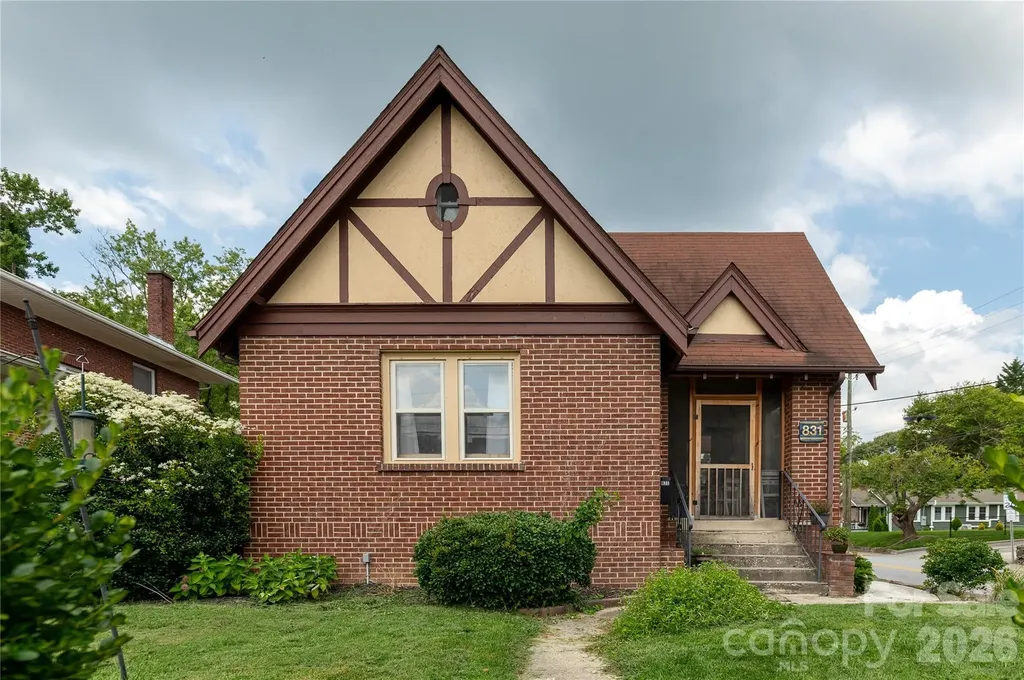 831 Oakland Street Hendersonville NC 28791