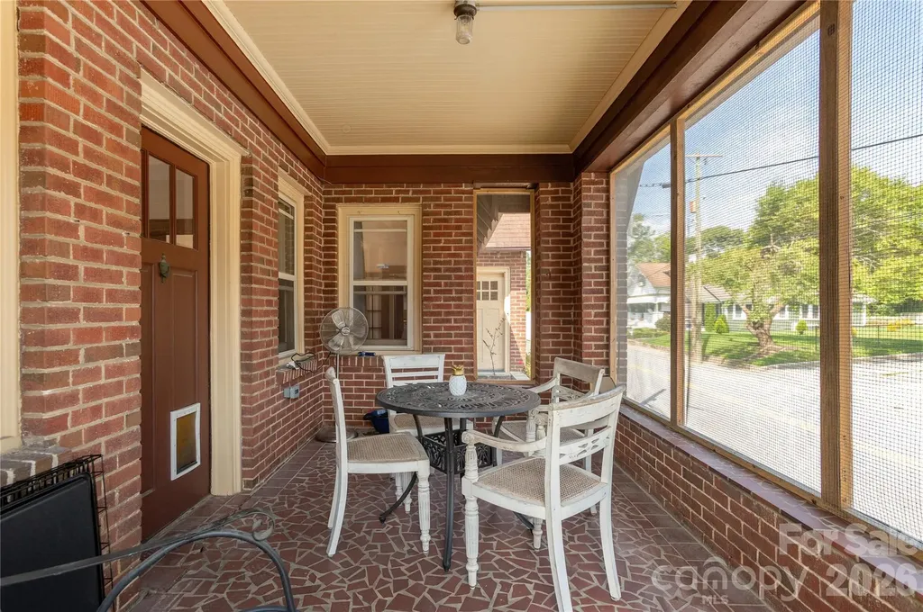 831 Oakland Street Hendersonville NC 28791