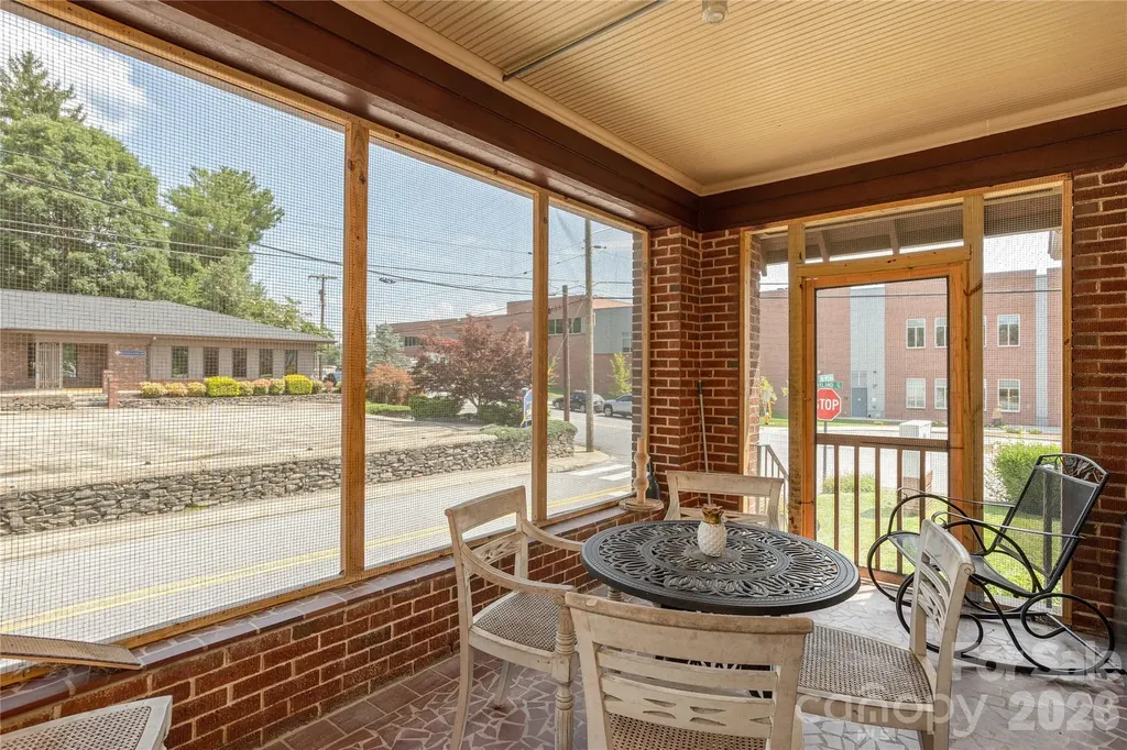 831 Oakland Street Hendersonville NC 28791