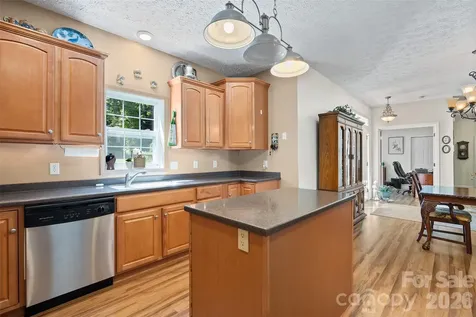 637 April Park Waynesville NC 28786