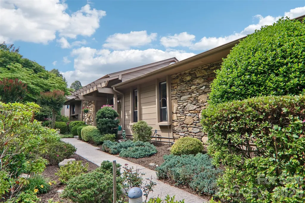 138 Woodbridge Drive Laurel Park NC 28739