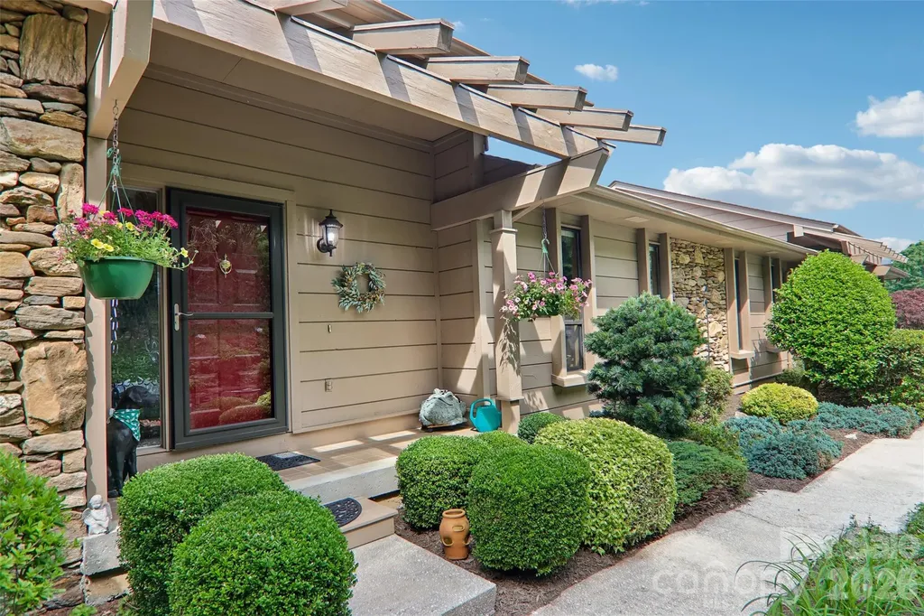 138 Woodbridge Drive Laurel Park NC 28739