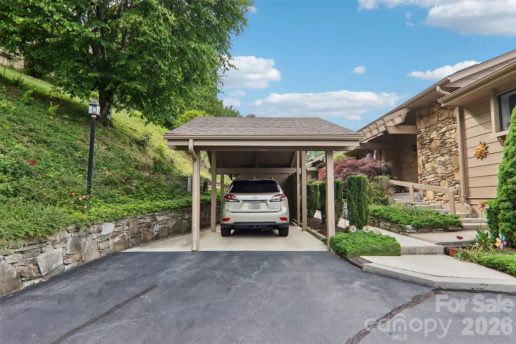 138 Woodbridge Drive Laurel Park NC 28739