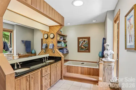 138 Woodbridge Drive Laurel Park NC 28739