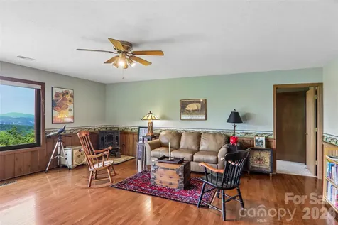 138 Woodbridge Drive Laurel Park NC 28739