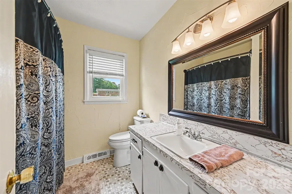 5111 Hawthorne Lane Shelby NC 28152