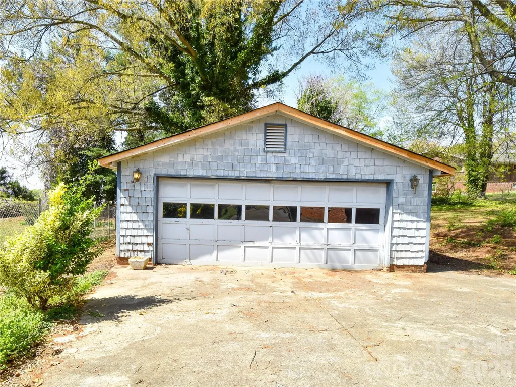 1420 Waybridge Lane Winston Salem NC 27103