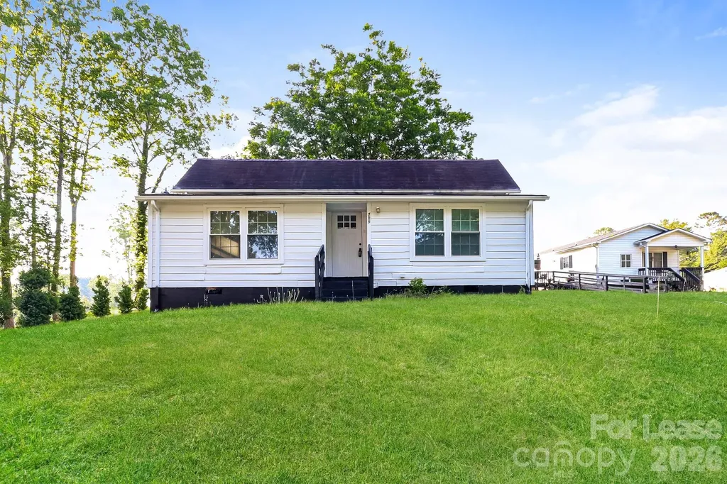 709 S Davis Avenue Newton NC 28658