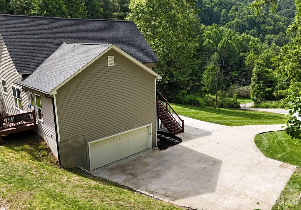 300 Green Meadow Lane Mars Hill NC 28754