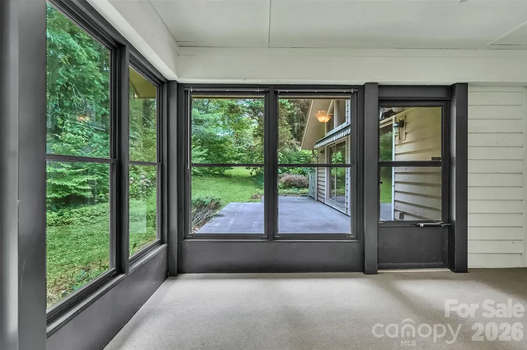 300 Ethan Pond Way Hendersonville NC 28791