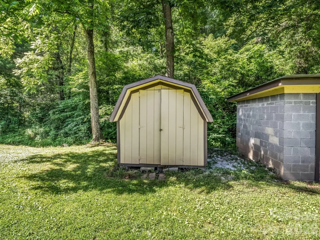 8 Don Felmet Road Leicester NC 28748