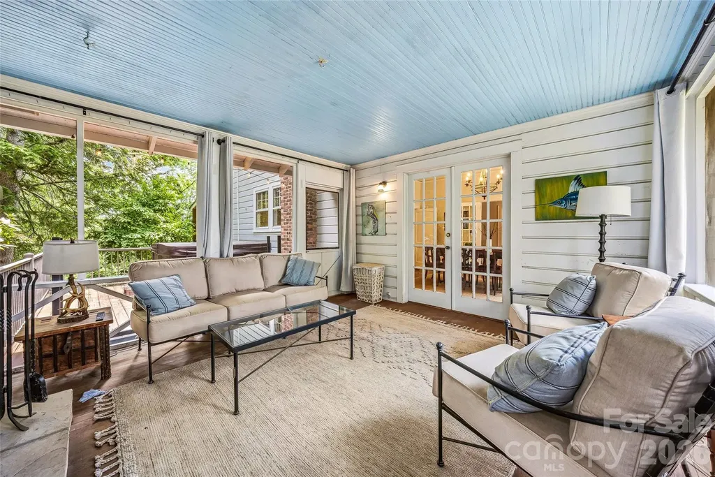 1620 Norwood Place Hendersonville NC 28791
