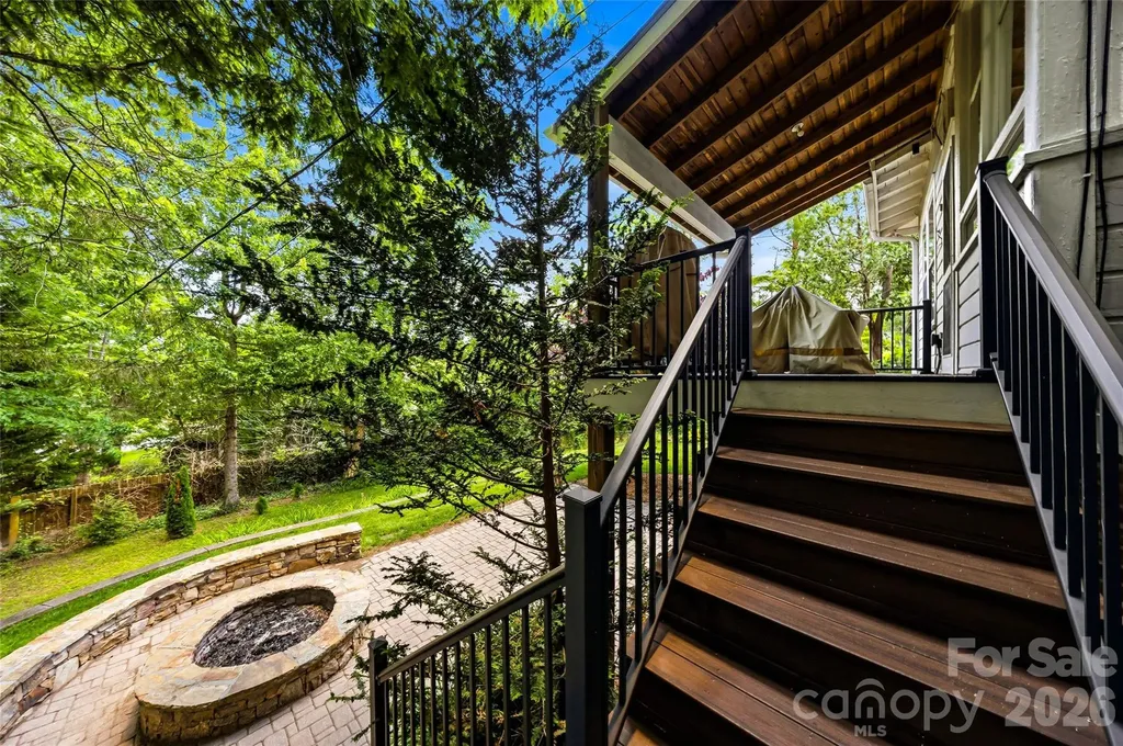 1620 Norwood Place Hendersonville NC 28791