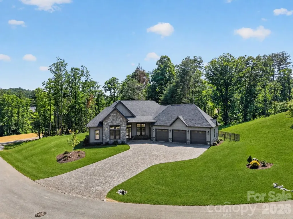 422 Ascension Valley Horse Shoe NC 28742