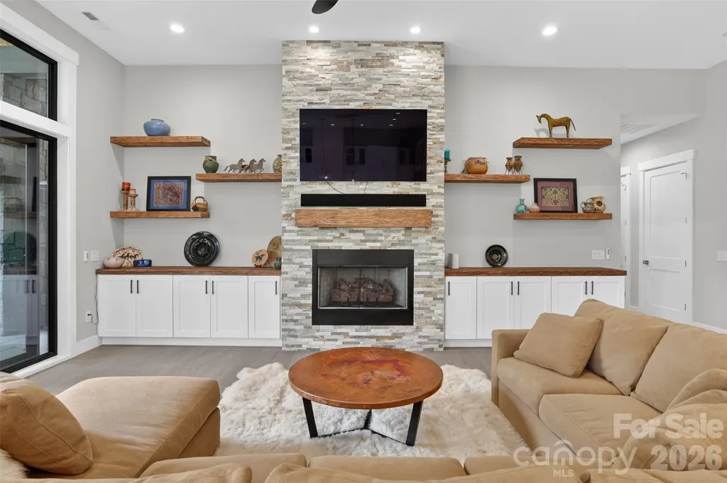 422 Ascension Valley Horse Shoe NC 28742