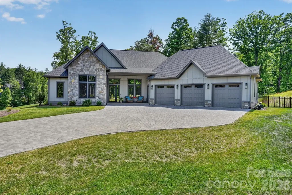 422 Ascension Valley Horse Shoe NC 28742