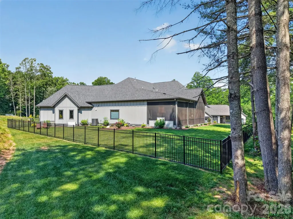 422 Ascension Valley Horse Shoe NC 28742