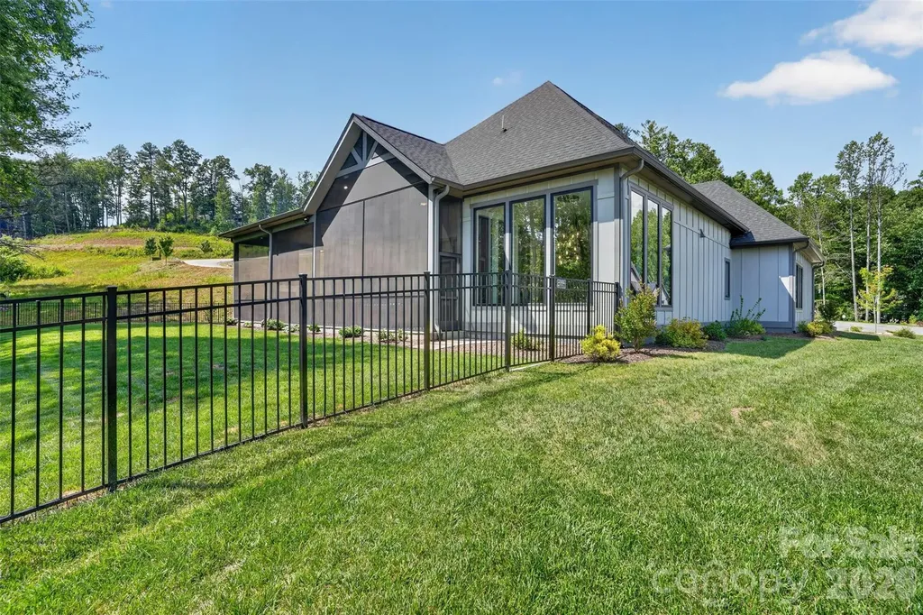 422 Ascension Valley Horse Shoe NC 28742