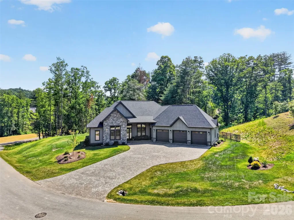 422 Ascension Valley Horse Shoe NC 28742