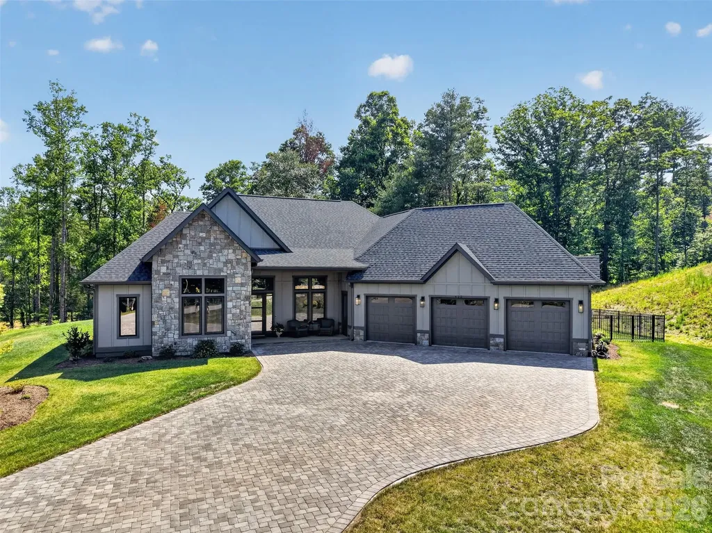 422 Ascension Valley Horse Shoe NC 28742