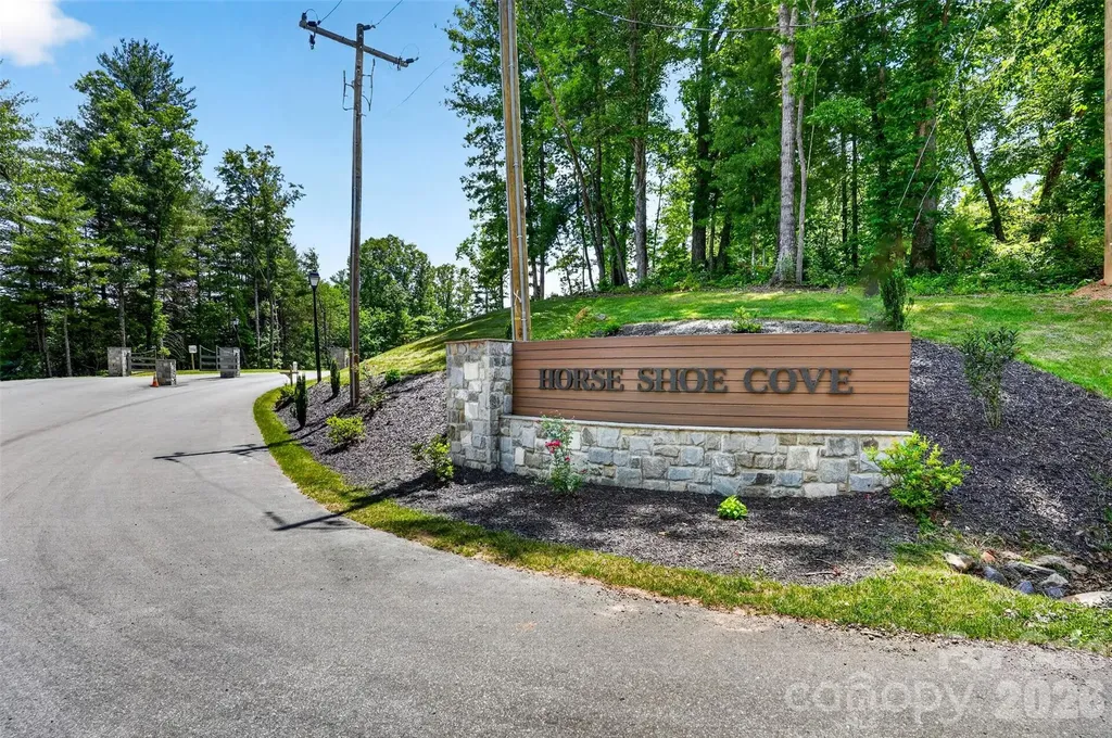 422 Ascension Valley Horse Shoe NC 28742