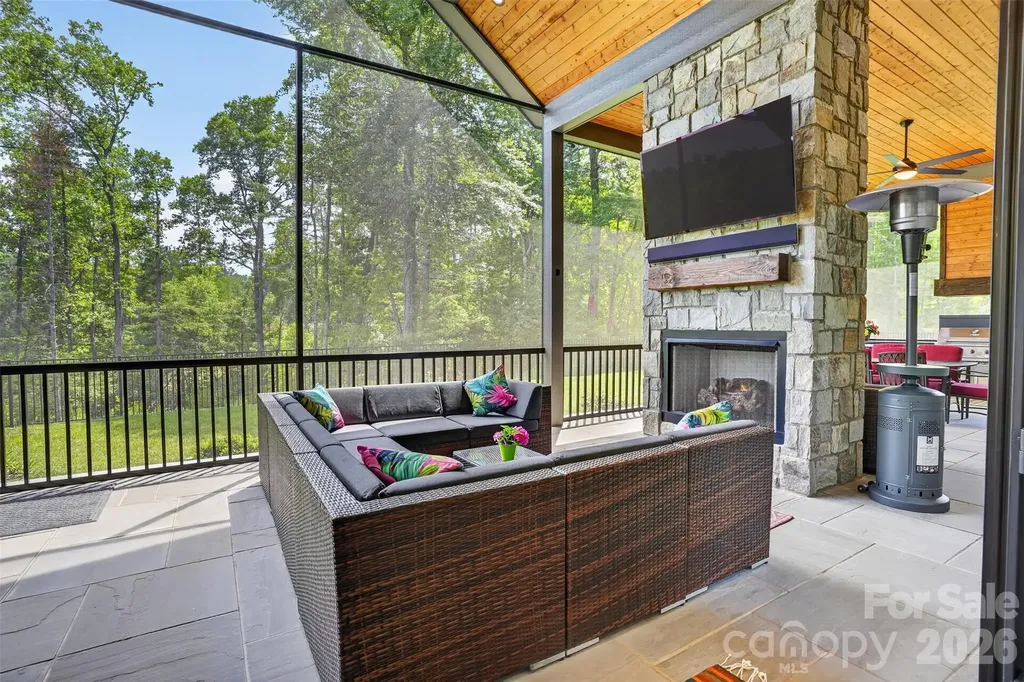 422 Ascension Valley Horse Shoe NC 28742