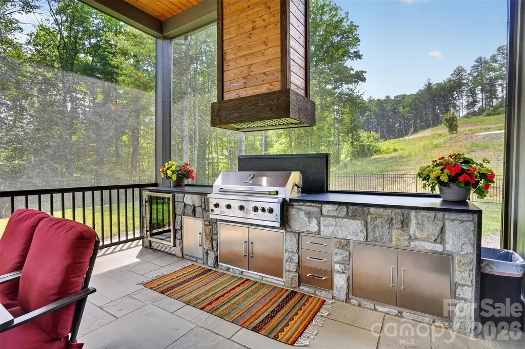 422 Ascension Valley Horse Shoe NC 28742