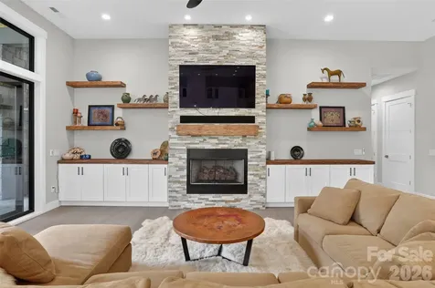 422 Ascension Valley Horse Shoe NC 28742
