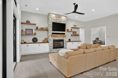 422 Ascension Valley Horse Shoe NC 28742