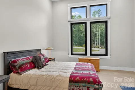 422 Ascension Valley Horse Shoe NC 28742