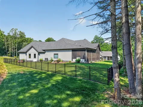 422 Ascension Valley Horse Shoe NC 28742