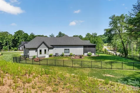422 Ascension Valley Horse Shoe NC 28742