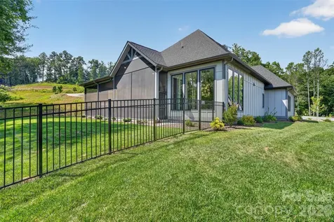 422 Ascension Valley Horse Shoe NC 28742
